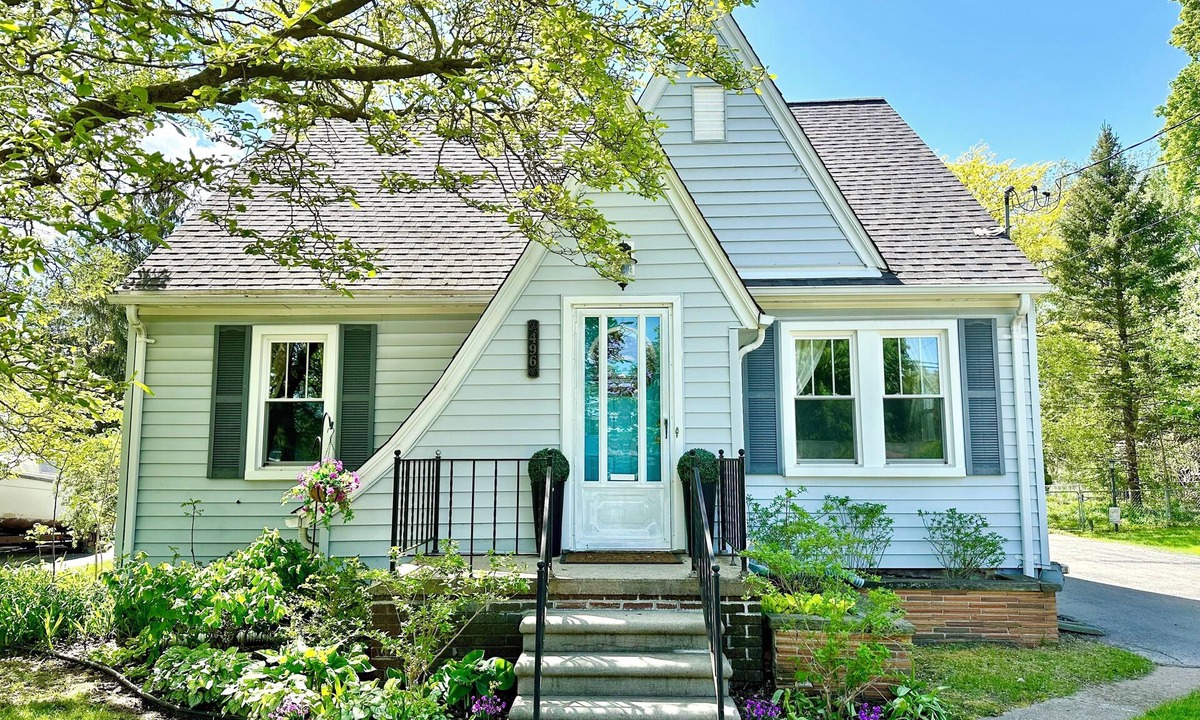Auburn Hills House | Happy Bungalow. Cozy Historic Charmer- Walk to Town, Parks and Trails!