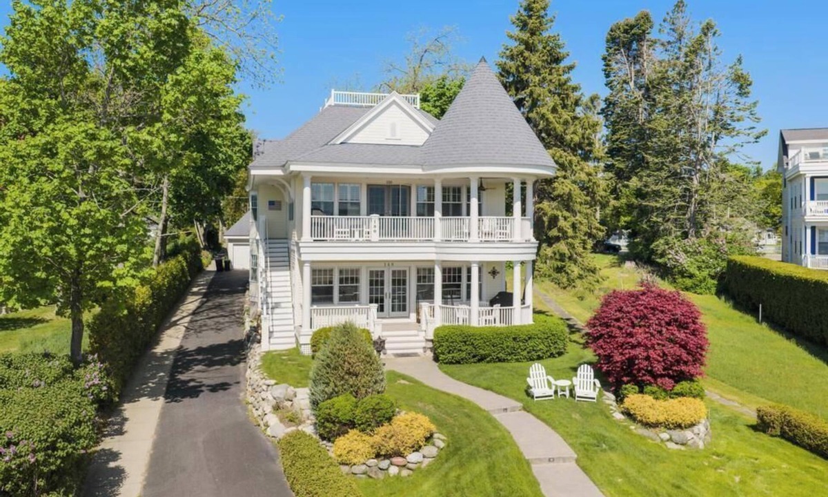 Harbor Springs Cottage | Harbor Cottage: 4 BR, 3.5 BA Cottage in Harbor Springs , Sleeps 12