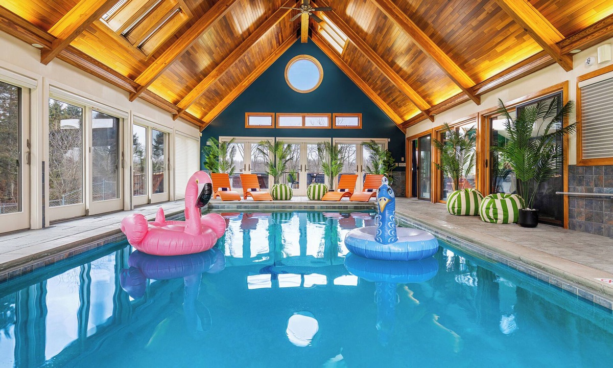 Okemos House | Heated Indoor Pool ~ Spa ~ Movie Theather ~ Gym/Yoga ~ Arcade ~ Bowling ~Karaoke