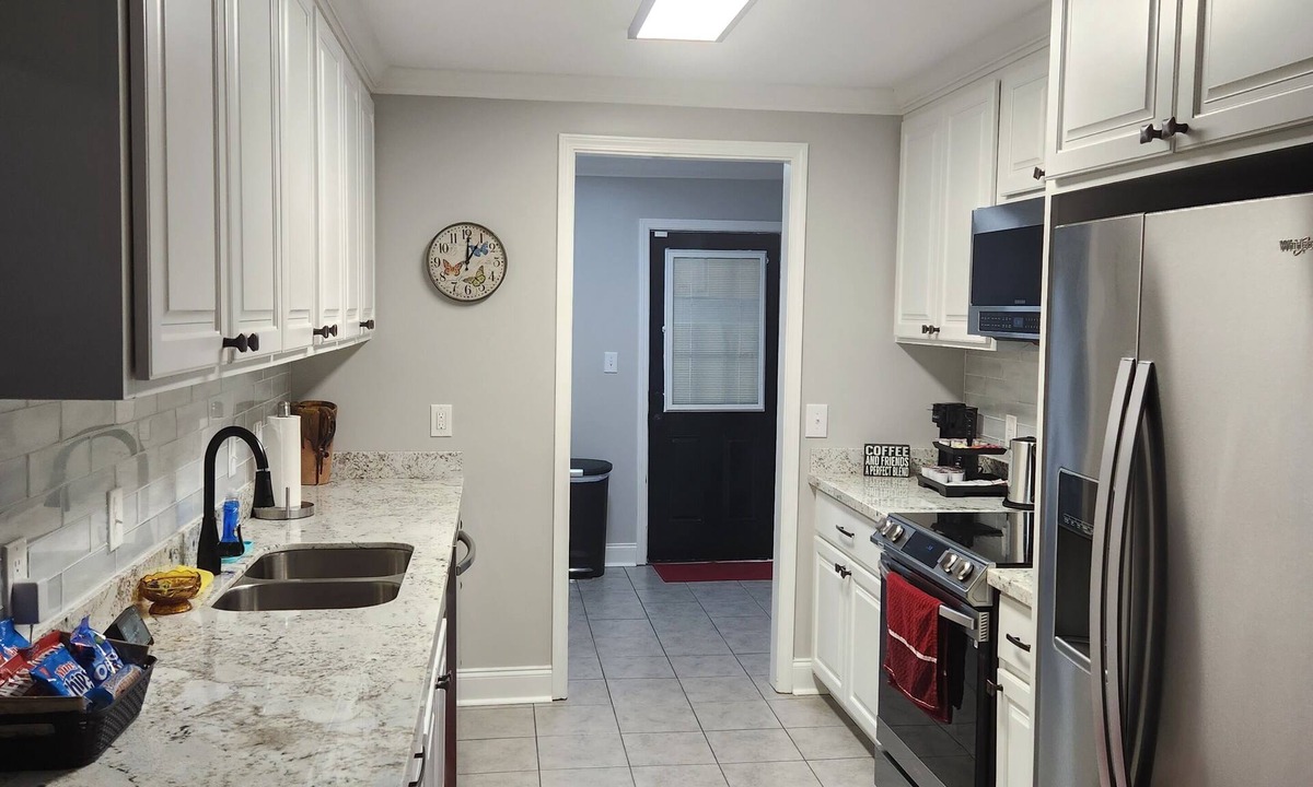 Jackson House | Hidden Gem Newly renovated 3 bedroom 2 bath home. Relax and enjoy your stay.
