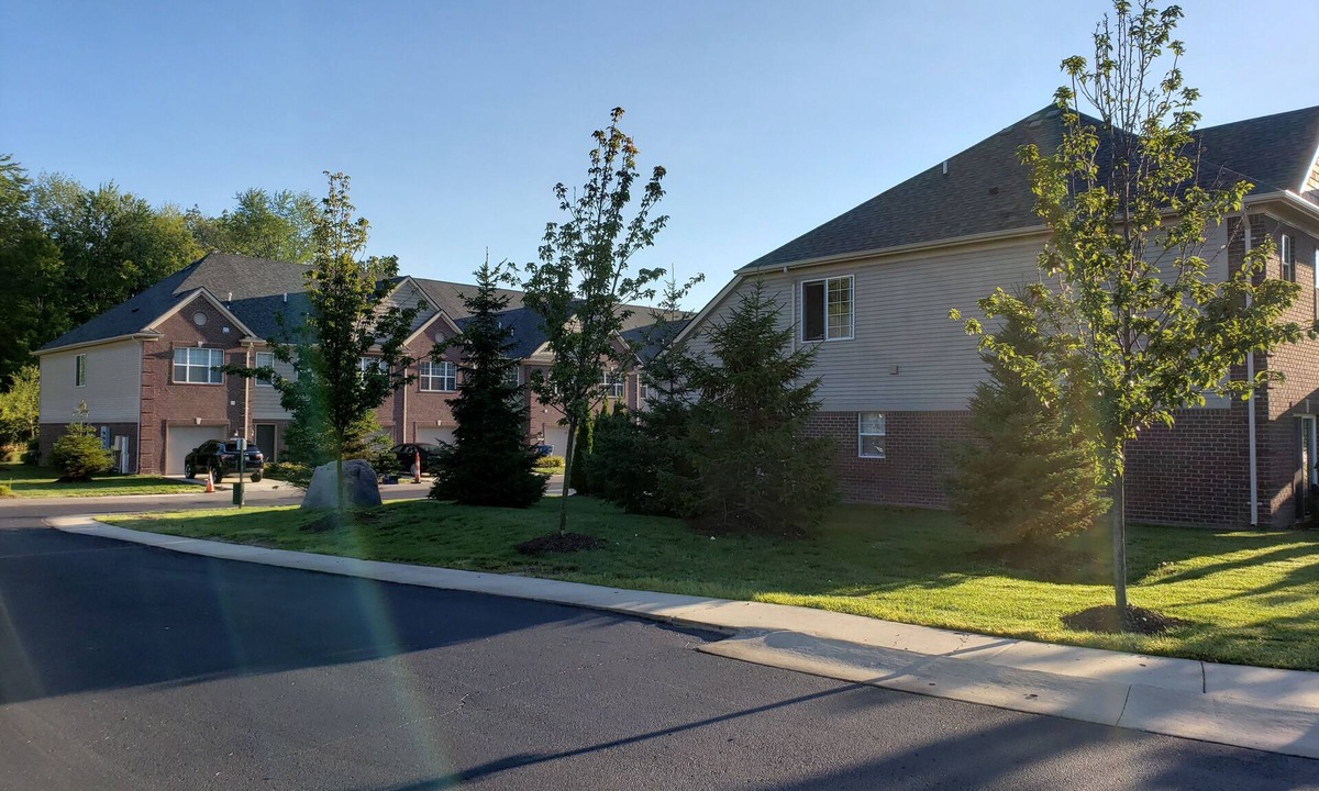 Shelby Township House | Hidden Tri-level Jewel Townhouse 3 min from Patridge Creek Mall