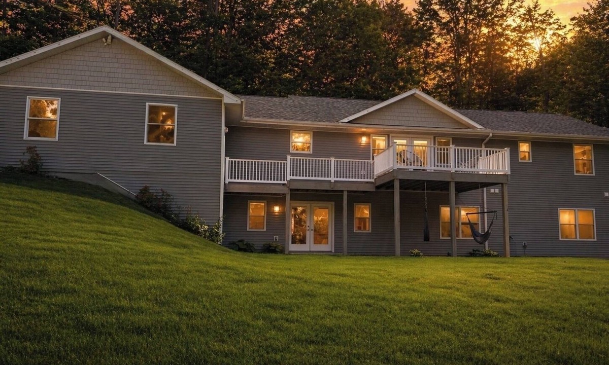 Maple City House | Hilltop Haven walk to Glen Lake with lake access