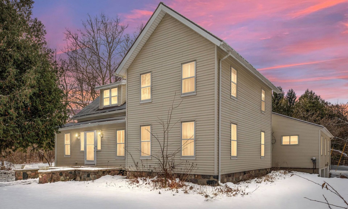 Drayton Plains Other | Historic 1896 Farmhouse on 13 Acres, Sleeps 12, 7 Min to Pine Knob