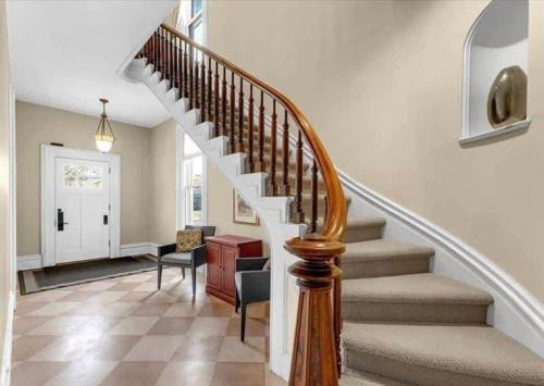 Grand Rapids Apartment | Historic Charm Modern Luxury Free Parking