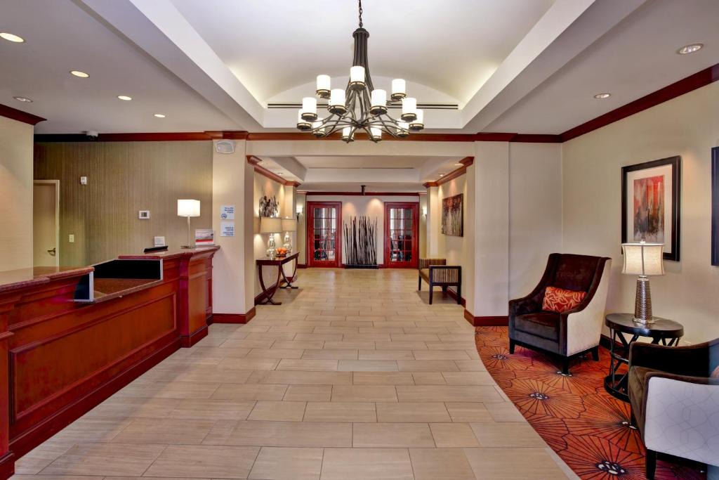 Alpine Center Hotel | Holiday Inn Express Hotel & Suites Grand Rapids-North by IHG
