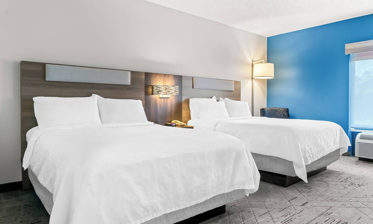 Roseville Hotel | Holiday Inn Express & Suites Detroit North - Roseville by IHG