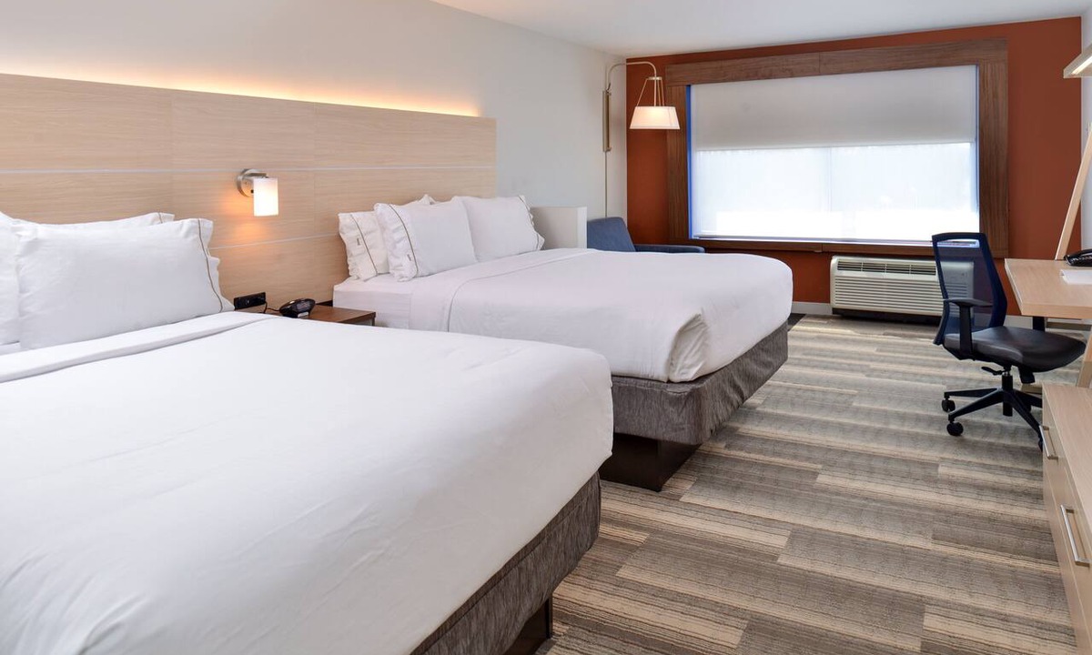 Brighton Hotel | Holiday Inn Express & Suites Brighton South - US 23 by IHG