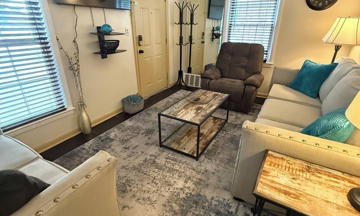Wyandotte House | Home Away from Home 2-bedroom house in nice Wyandotte with AC, WiFi