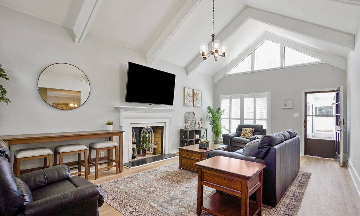 Shannon House | Hoover Furnished Stay | Families & Pros