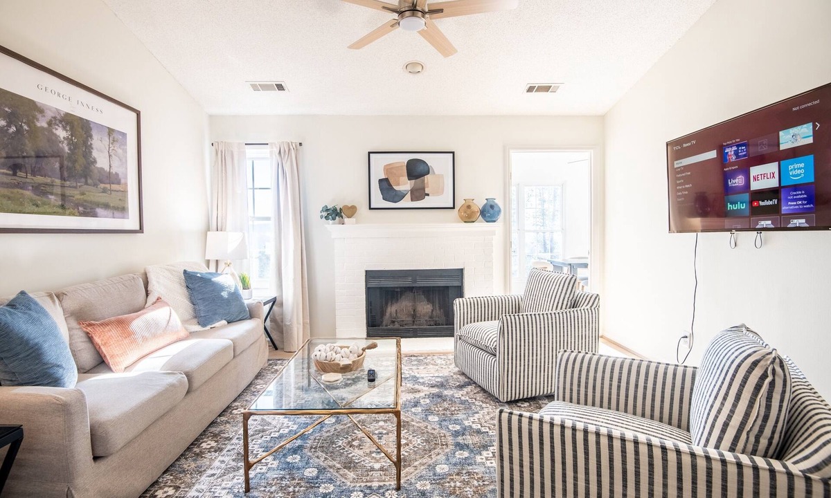 Meadowbrook Condo | Horizon Sunset Getaway- Family/King Bed/City Views