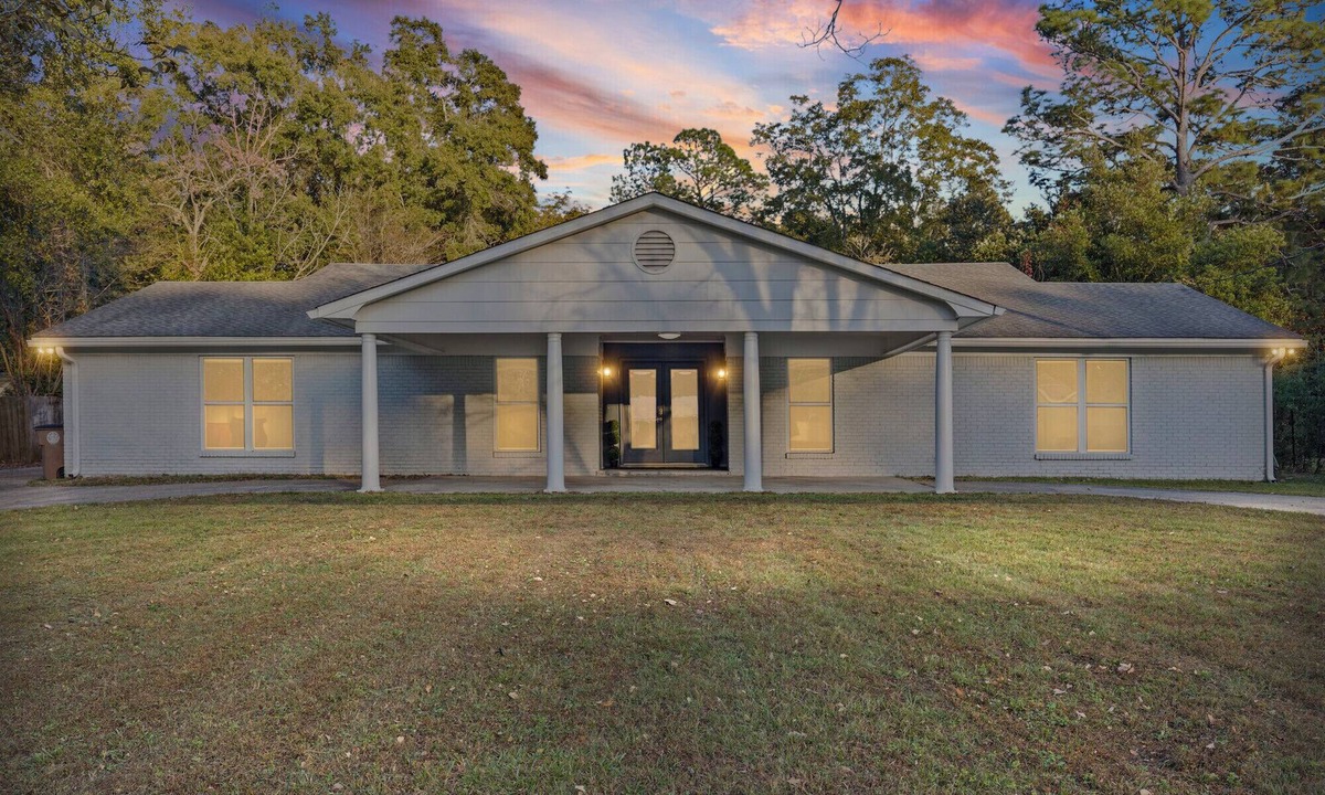 Jackson Heights House | Huge 4-bedroom house in Mobile with stunning enclosed pool and open floorplan