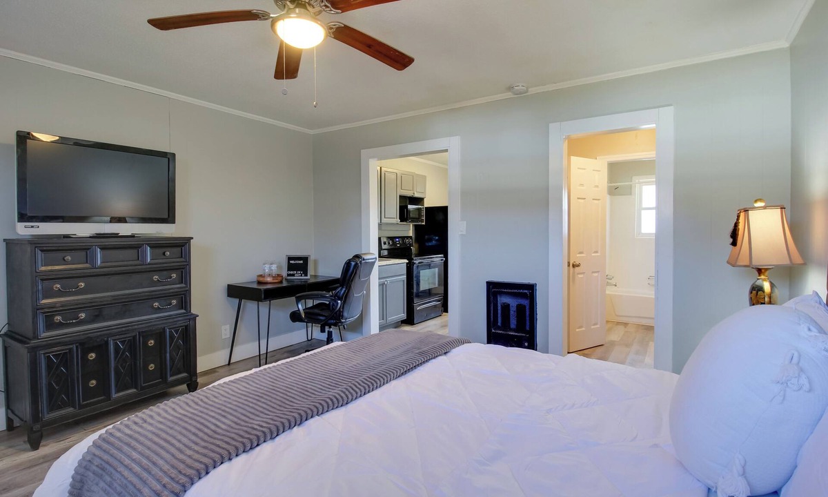 Huntsville Apartment | Huntsville Studio w/Workspace Near Downtown