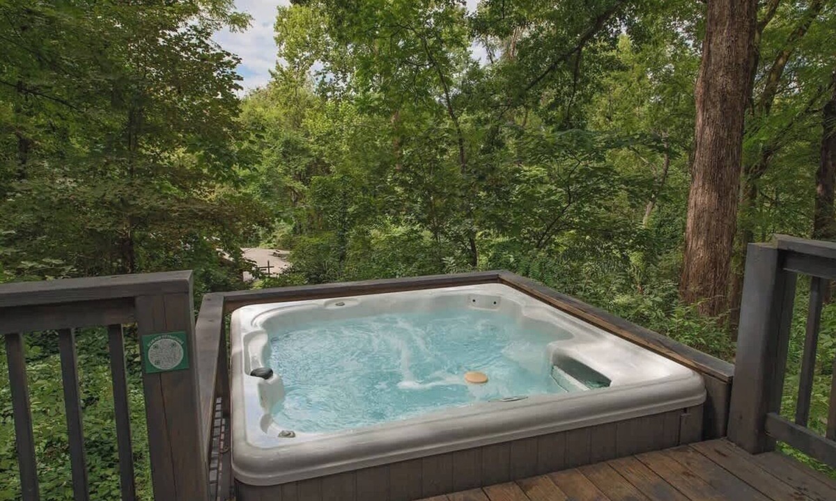 Lookout Valley Neighborhood Association Cabin | Kai Cabin with Sunset View from Private Spa Deck