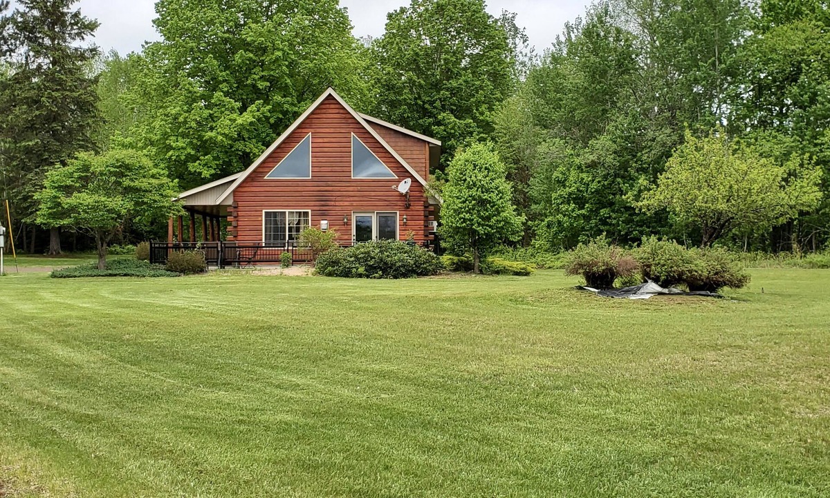 Chassell House | Kemp's Rentals-Great Family Home-Relaxing-Private-5 Acres-Close to Beach & MTU