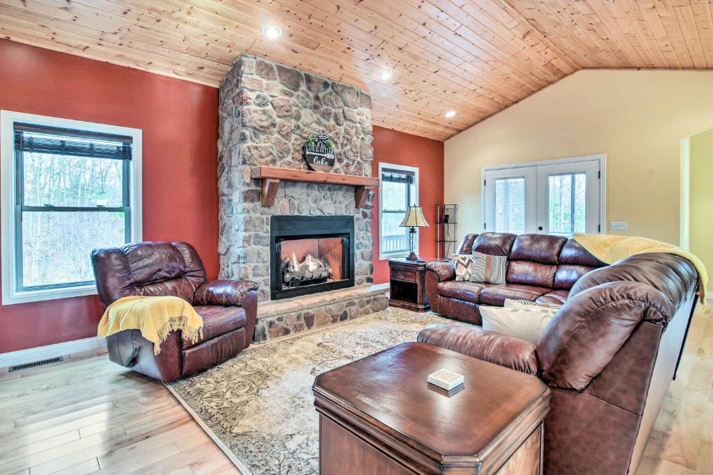 Burkesville House | King Suite Haven Near Dale Hollow Lake & Boat Slip