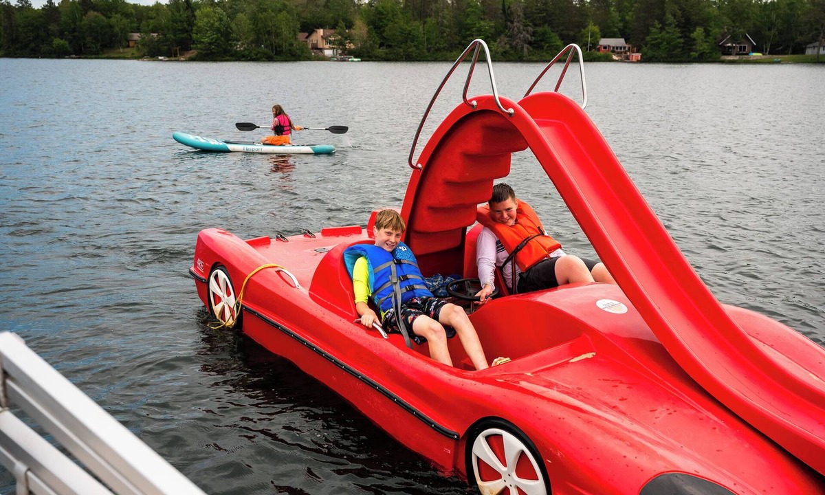 Rumely Cottage | Lake Getaway: Beach + Aquapark! Boats, SUPs, Playground, Lawn Games - Cottage 7B