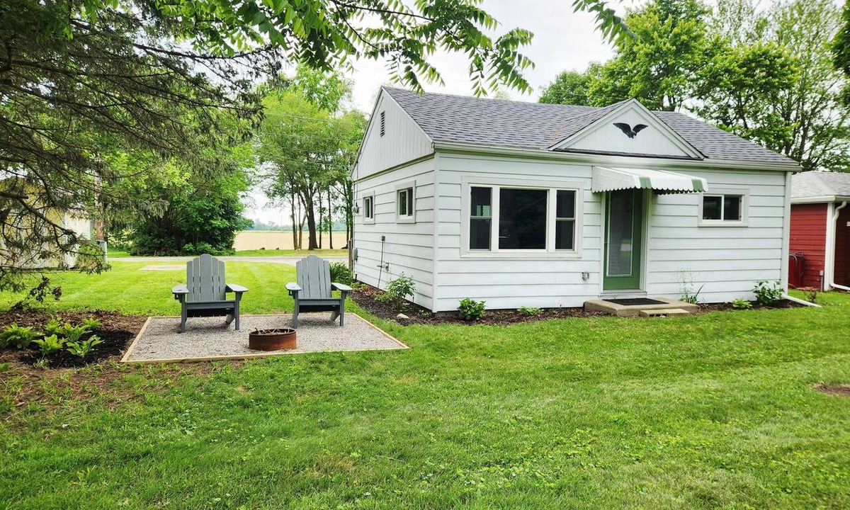 Fayette Cottage | Lake View Cottage for Two with Views of Harrison Lake