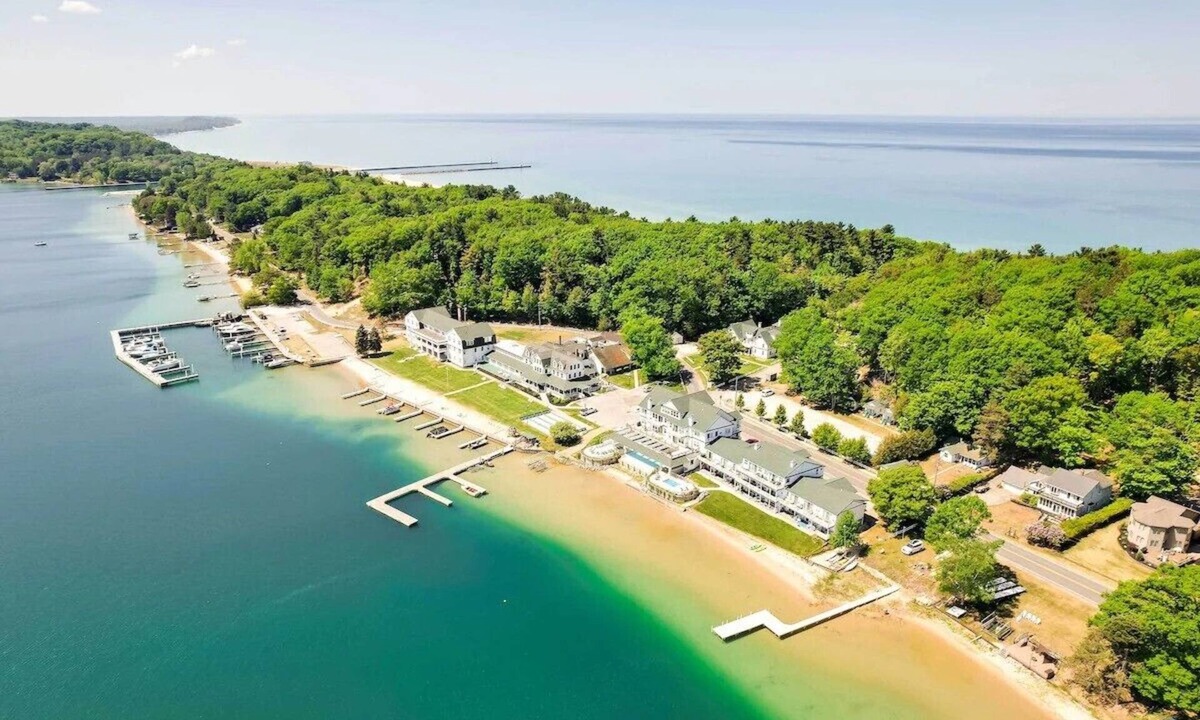 Onekama Condo | Lakefront 1 bdrm—Pool & Hot Tub—Lake Michigan Access—2 Kayaks Provided!