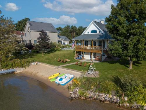 Lake House | Lakefront 2 Saunas, Firepit, Kayaks, Dock & Boat