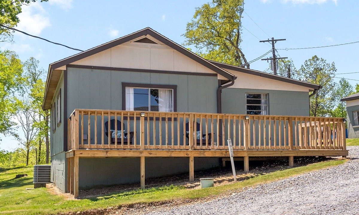 Buchanan Cottage | Lakefront 2BR Cottage, Private Deck & Boat Slip on Kentucky Lake