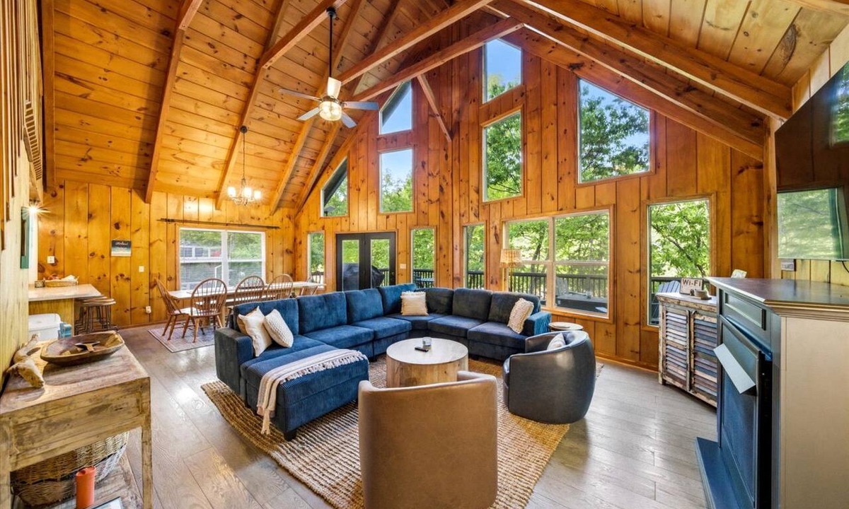 Flat Hollow Marina Cabin | Lakefront Cabin with Hot-tub and Dock in Tennessee