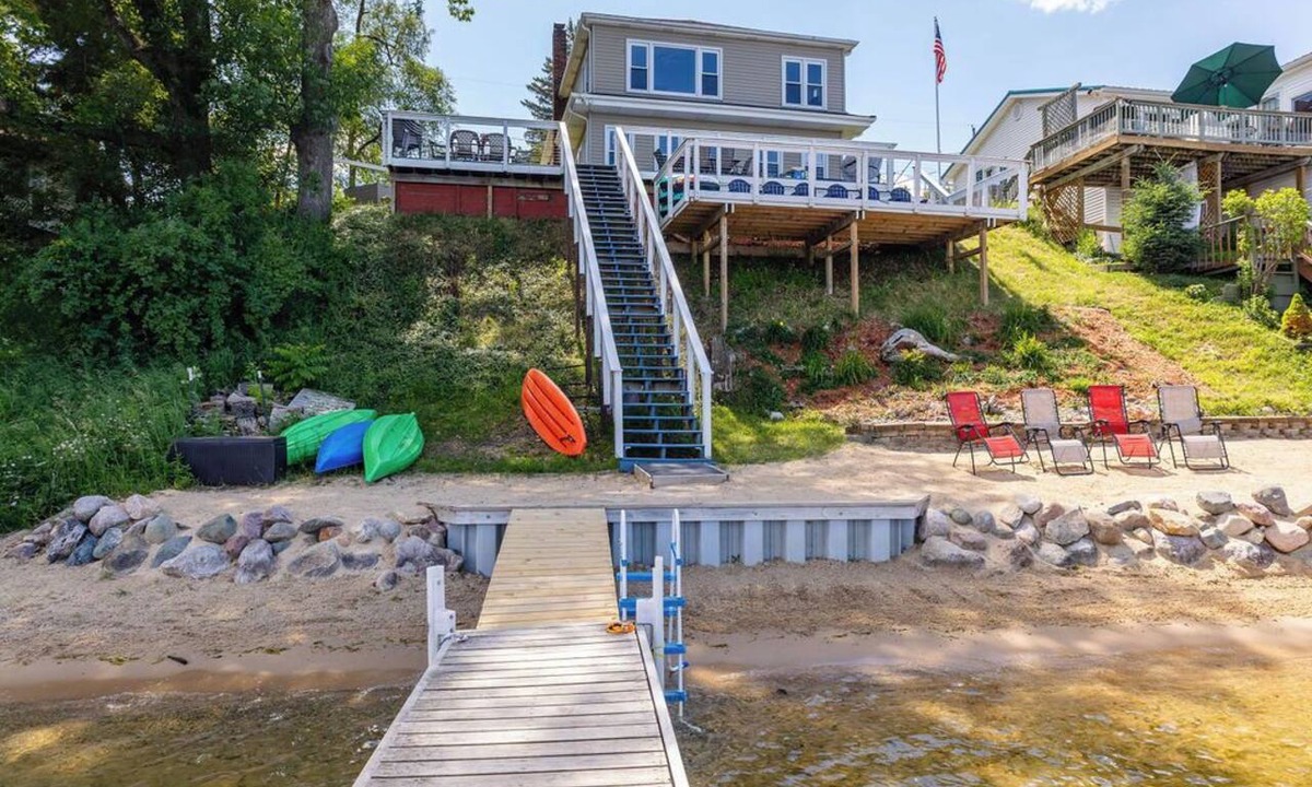 Harrison Cottage | Lakefront Cottage- big enough for your family, plus more!