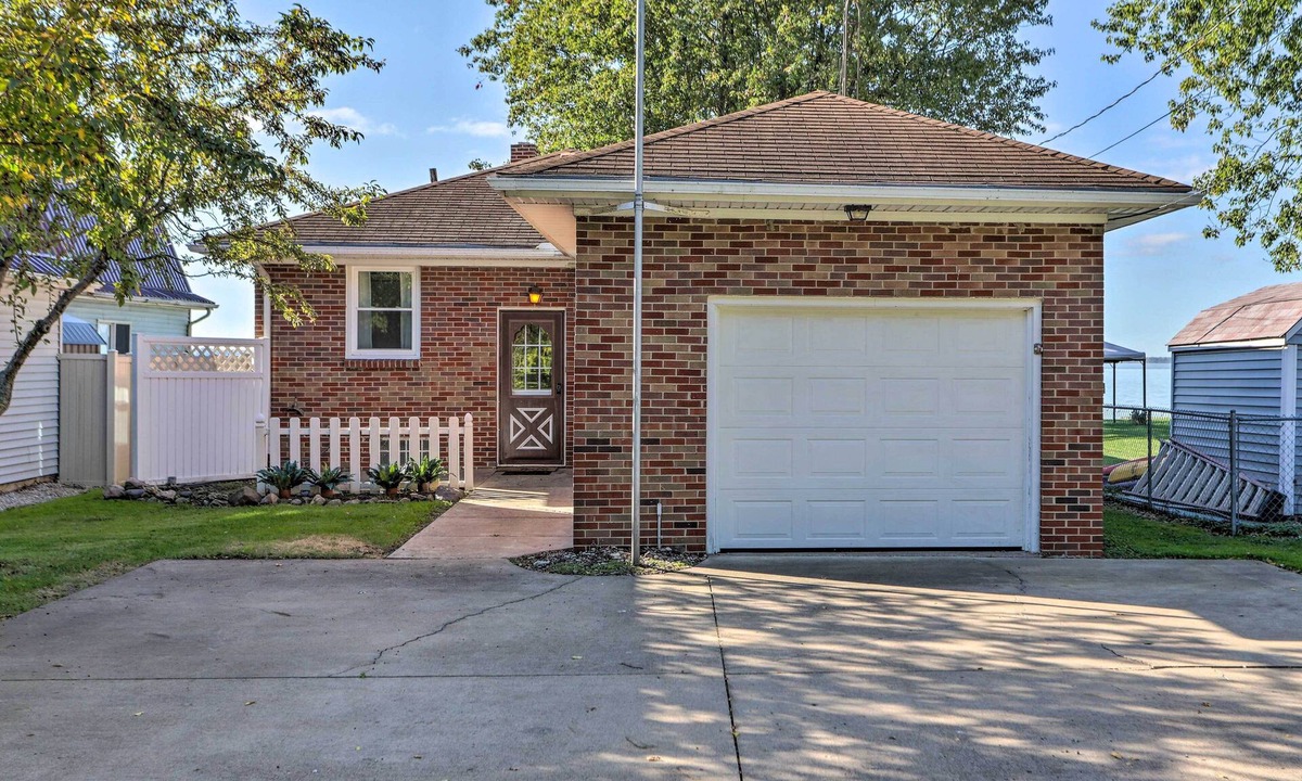 Port Clinton Cottage | Lakefront Cottage w/Fishing & Private Yard!