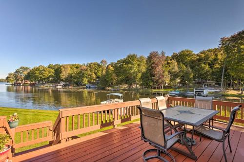 Ludington House | Lakefront Ludington Retreat w/Kayaks & Fire Pit!