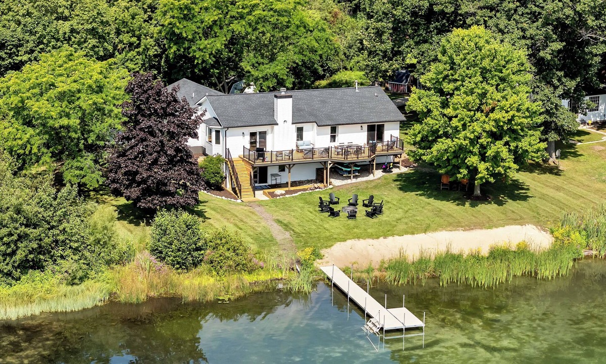 Smyrna House | Lakefront Retreat w/Sandbar, Hot Tub, Dock & Kayaks - Sleeps 12