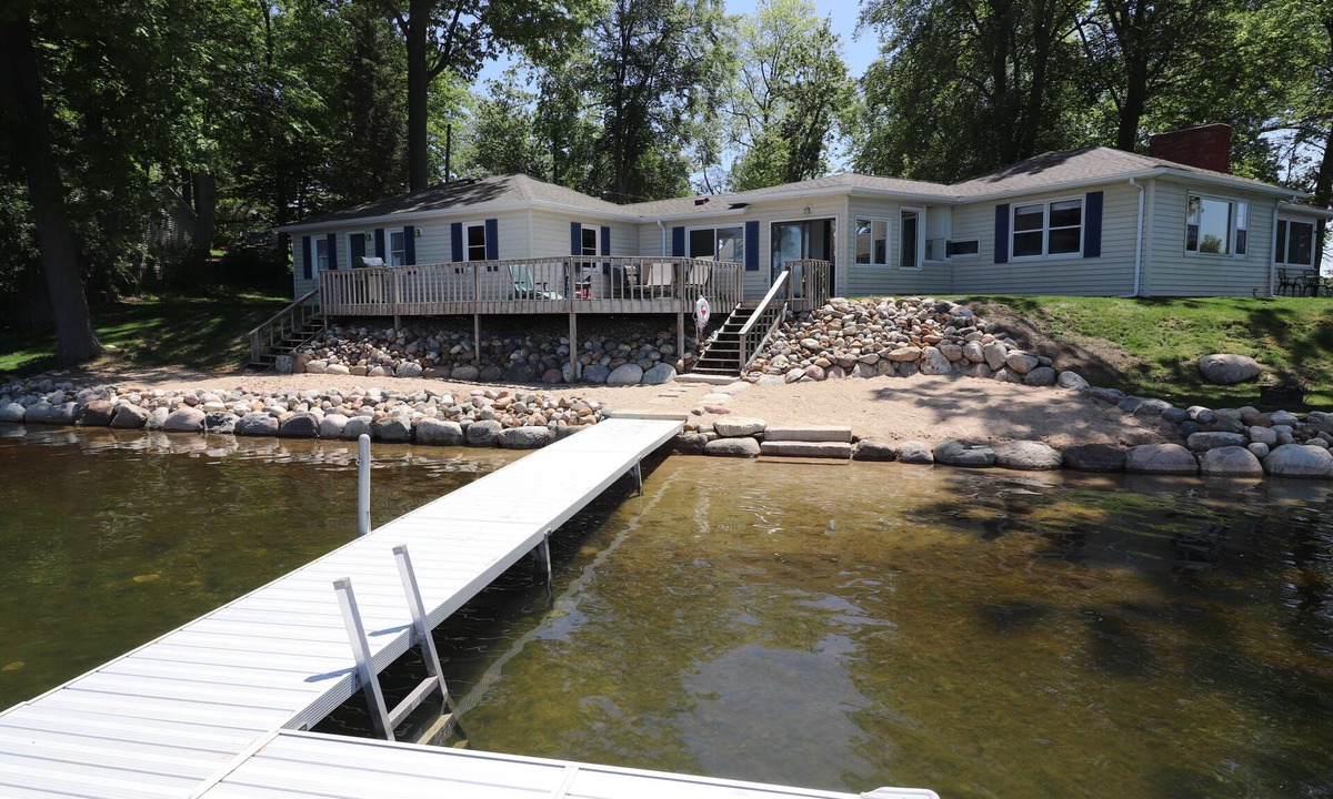 Plainwell House | Lakefront Walkout Cottage, Beach, Dock, Kayaks, Sunsets on Pine Lake! 🐚🐟
