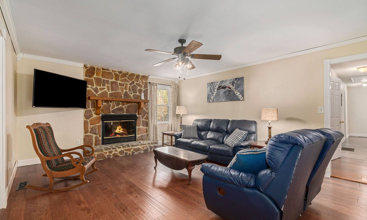 Bessemer House | LARGE home near Hoover Met, Golf & Tuscaloosa