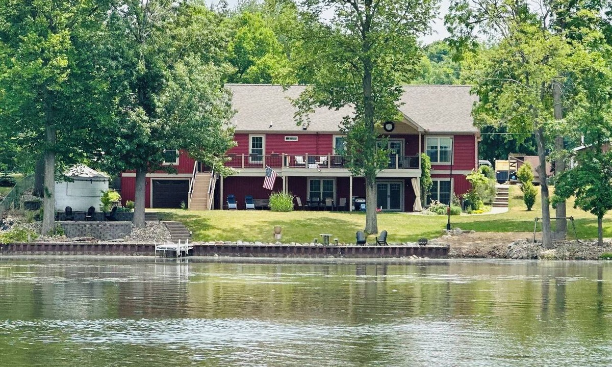 East Leroy House | Large Lakefront Home - All Sports Lake - Kayaks - Firepit- Sunsets - New!