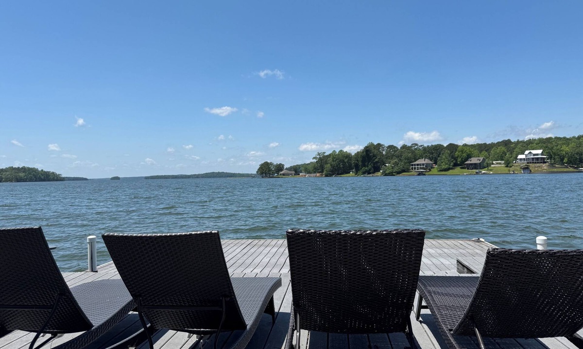 Shady Bay House | Large Lakehouse. Sleeps 17. Dock. Paddleboard. Flat Lot. Kayaks. Big Lake Views.
