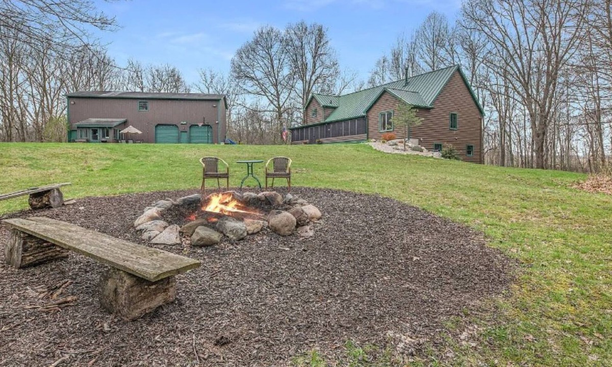 Lawrence Cabin | Large LODGE Sleeps 20 Game Rm HOT TUB Golf nearby Pontoon poker rm