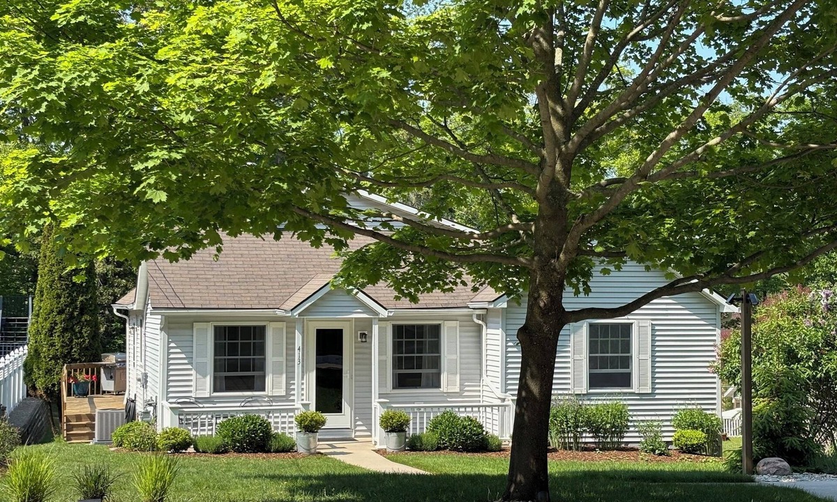 Frankfort House | Latitude Adjustment II - SIMPLY GORGEOUS WITH GREAT LOCATION CLOSE TO DOWNTOWN!