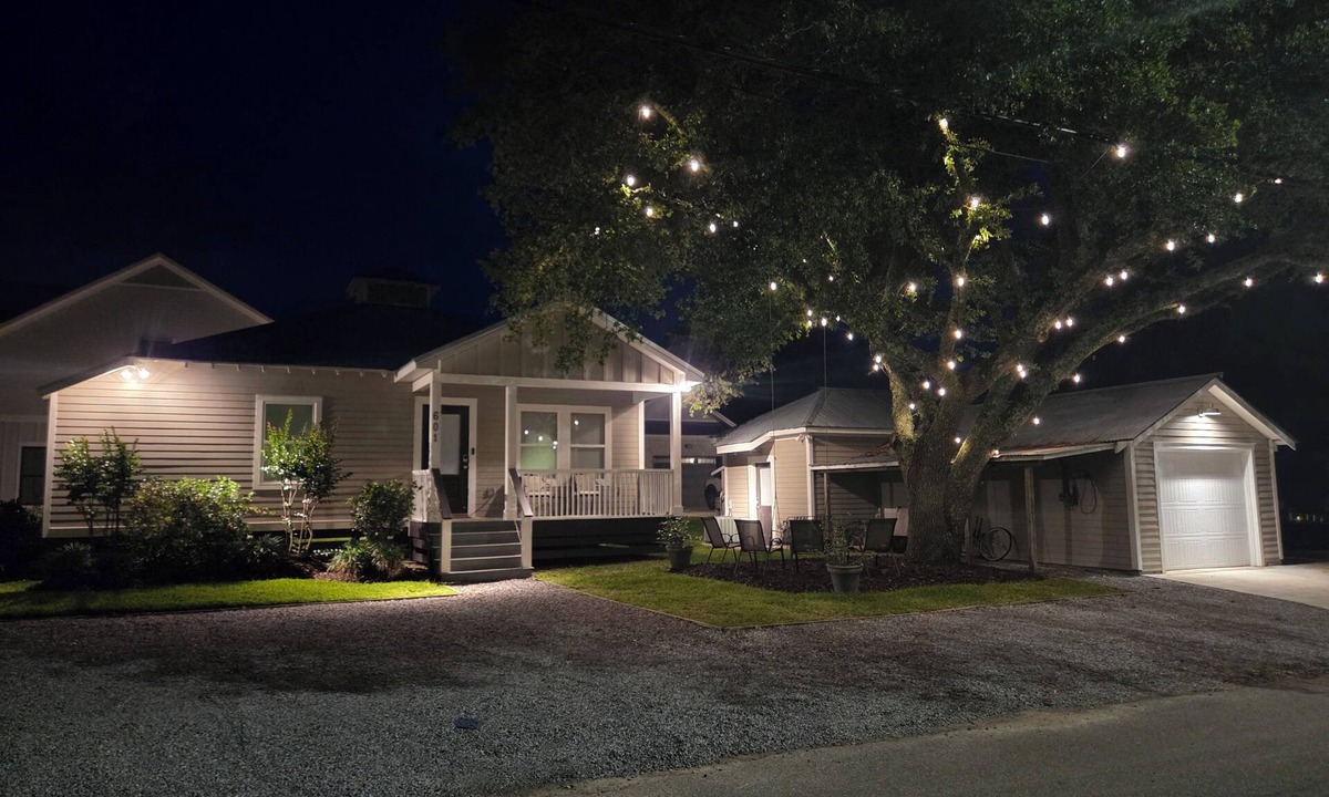 Old Town House | "Lil House" Cozy 2-bedroom cottage walking distance to beach and downtown.