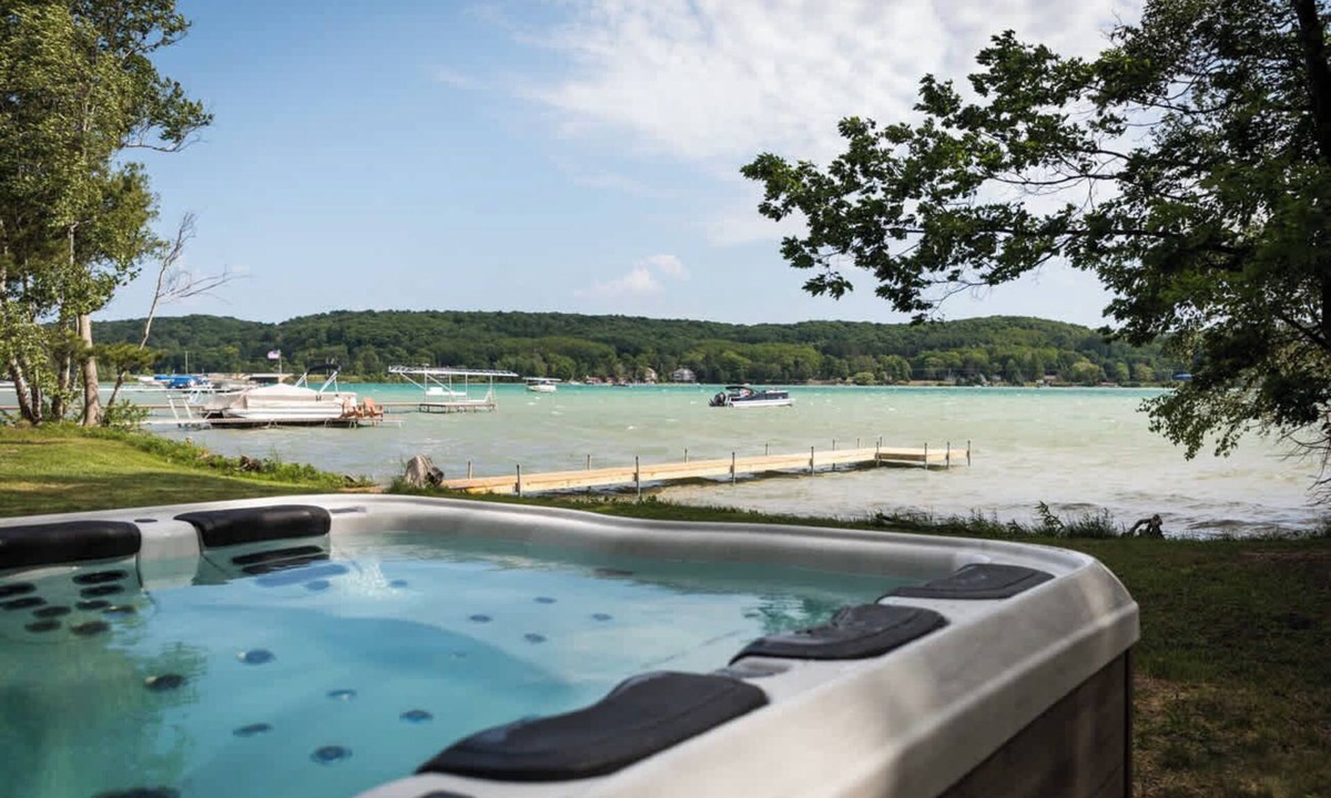 Empire House | Little Glen Cottage|Lakefront|Hot Tub|Dog Friendly
