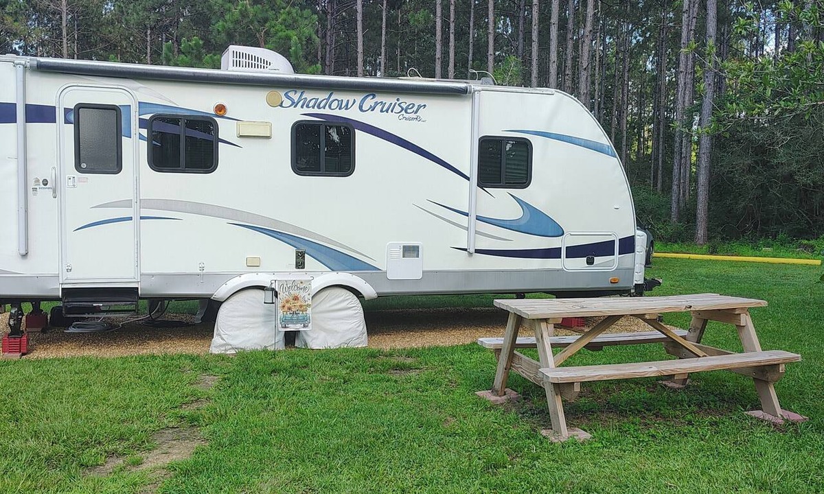 De Funiak Springs RV Rental | Little Mt. Retreat Camper with Water, Sewage, AC, and Limited Internet