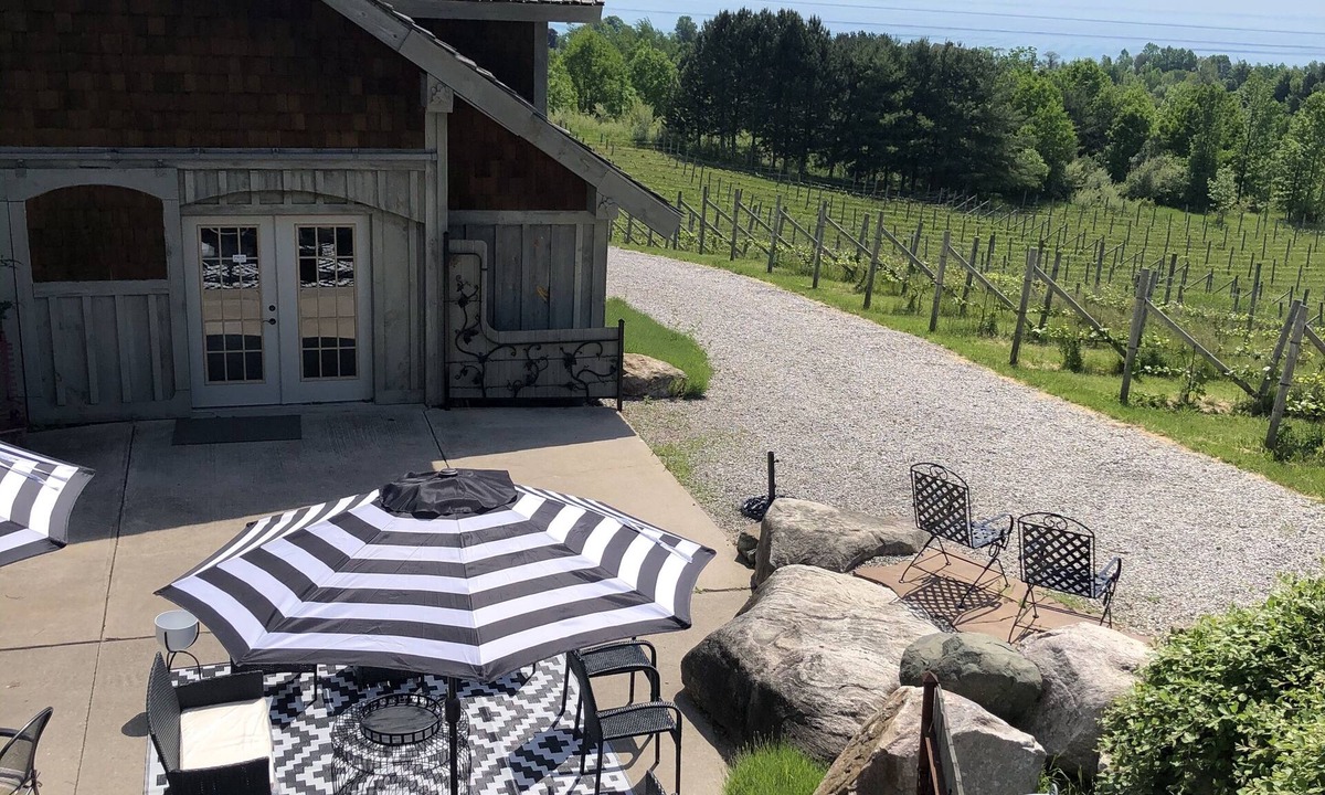 Suttons Bay House | Live the Vineyard Life at The Grand View 2 @ Willow Winery
