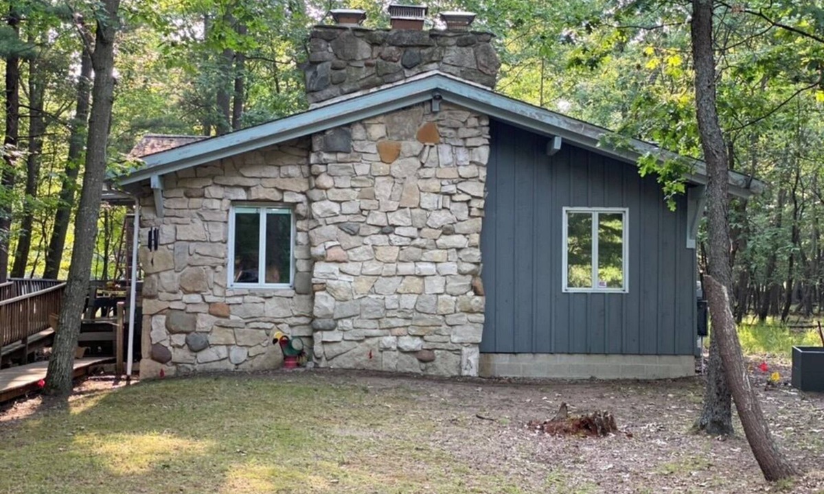 Pigeon Cabin | Lone Eagle Lodge Cozy 3-bedroom cabin, located on Sand Point near Caseville, MI