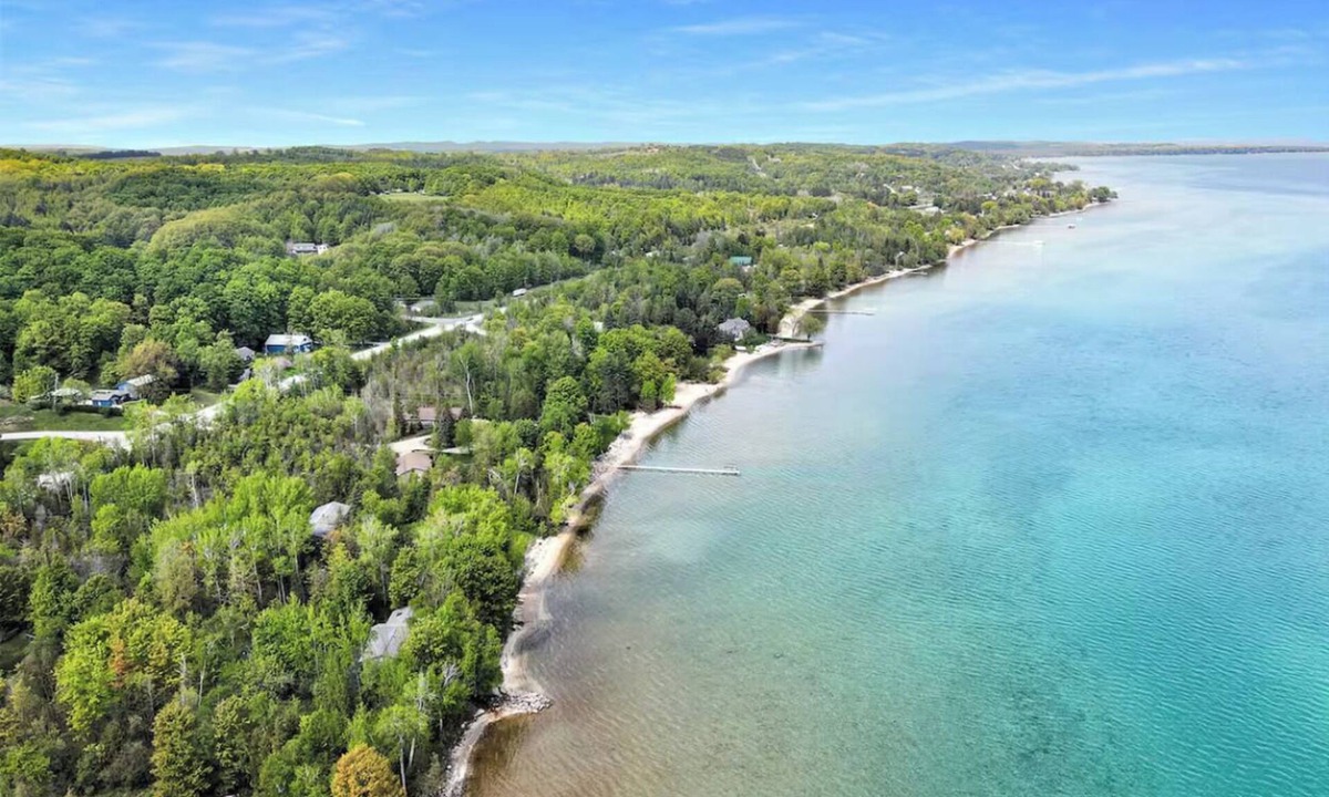 Suttons Bay House | Lovely Lakehouse by Grand Traverse Bay. Pet Friendly!