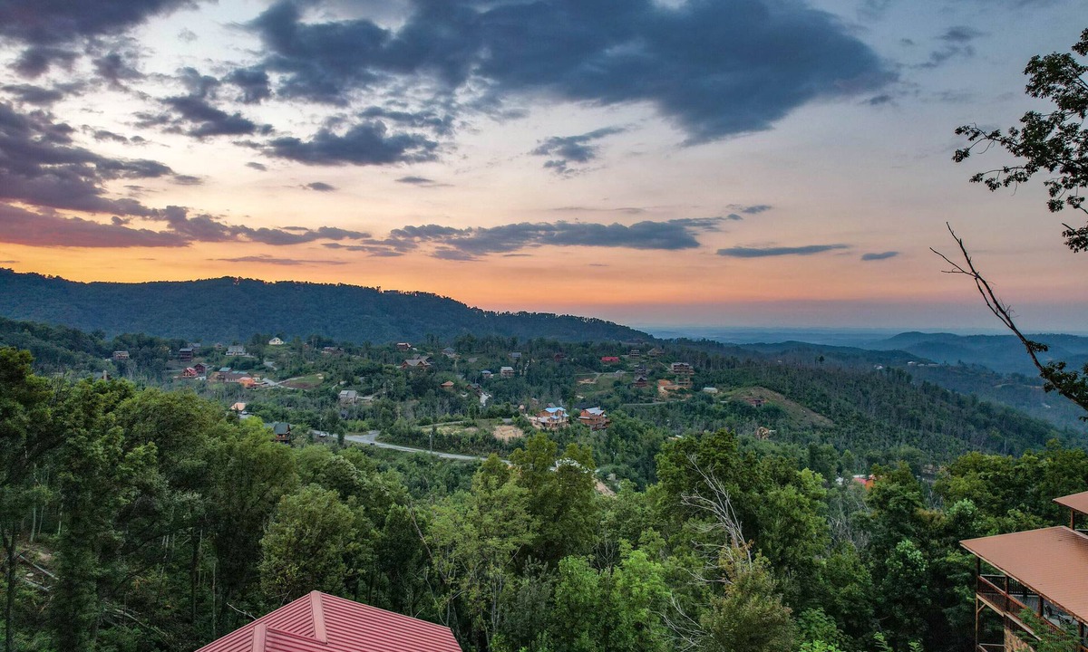 Chalet Village North Ski Chalet | Lovely Mountain Views Gatlinburg atop ChaletVillage HotTub GameRm Pets Sleeps10