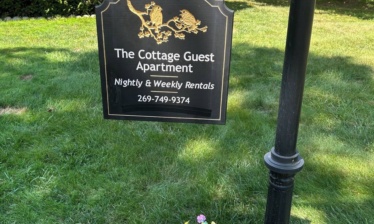 Olivet Apartment | Lovely Restored Vintage Retreat! Cozy & Quiet - Near Marshall & I-69 5 min