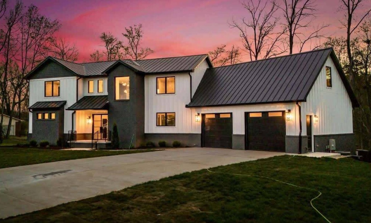 Kingston House | Luxurious 6-Bedroom Lakefront Retreat