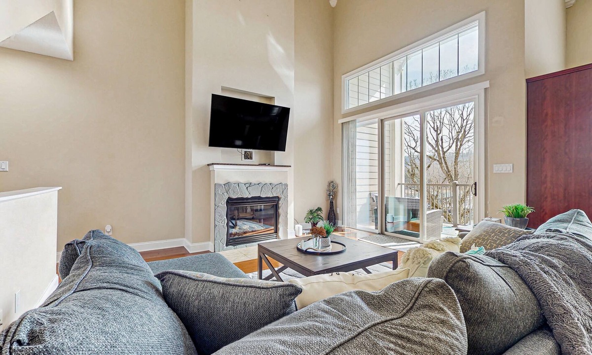 Andersonville Condo | Luxurious Lakeside Retreat with Stunning Views & Resort-Style Amenities