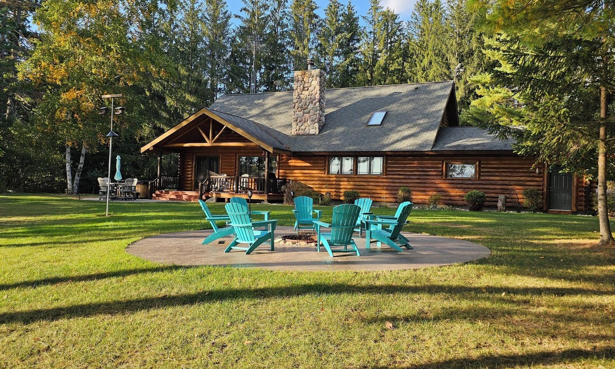 Pembine Cabin | Luxurious Northwoods Log Lake house with over 500ft of lake frontage on 15 acres