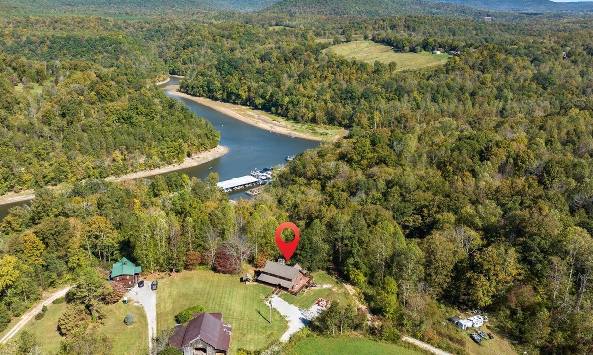 Byrdstown Cabin | Luxury 8BR Mountain Lodge | Hot Tub & Fire Pit