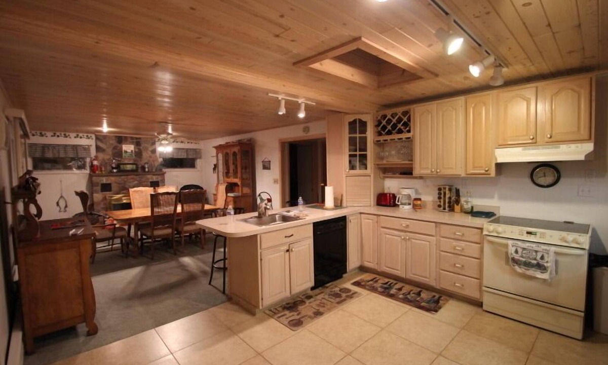 Briley House | Luxury Lakefront 2800 Sq/ft. Includes kayaks, canoes, and boat with Honda motor