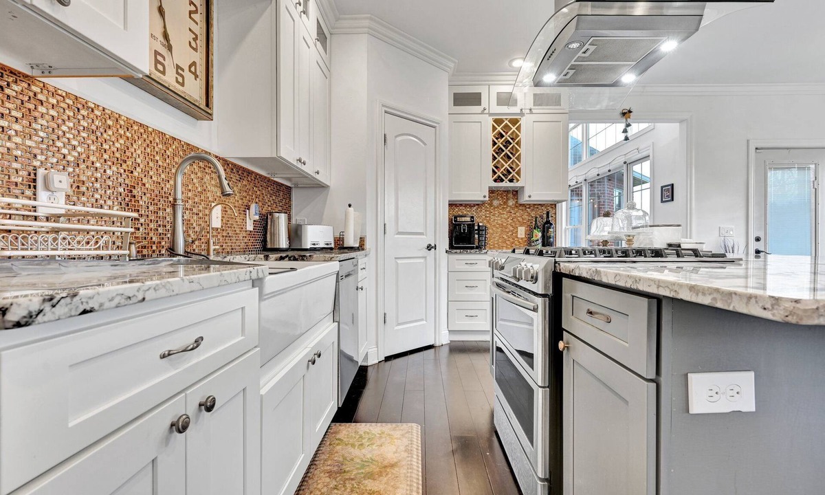 Shaftsburg House | Luxury Spacious 5-bedroom house with fitness room, pingpong, deck in Okemos