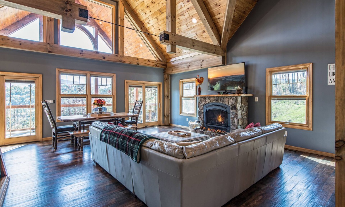 Chalet Village North Cabin | Luxury Timber Home, Breath Taking Views, Fireplace, Hot Tub, Pool Table, WiFi